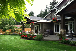 The 3-lobed terrace generously extends the entertainment area into the garden.
